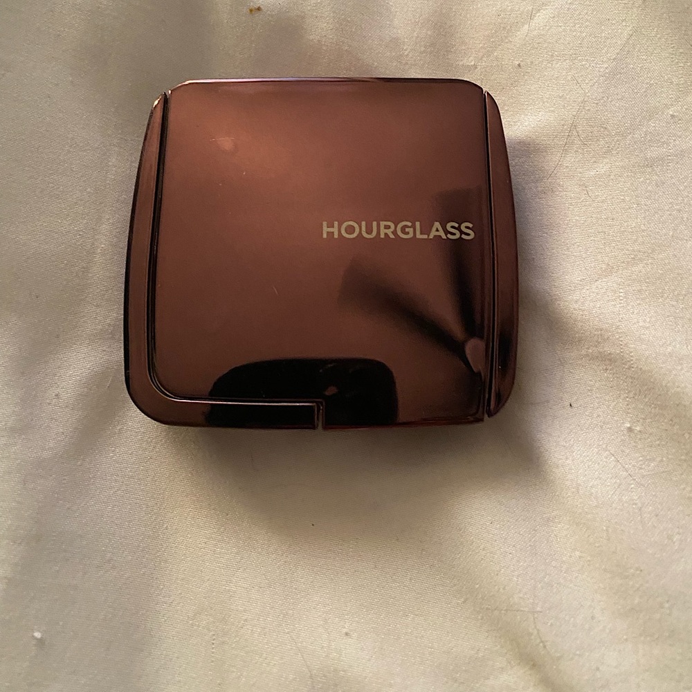 Hourglass powder